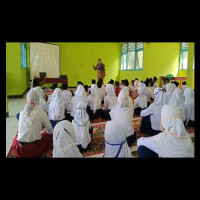 Siswa MTsN 1 BS Menerima Sosialisasi Reproduksi Remaja dan Pembagian Tablet Tambah Darah.