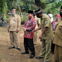 Awali Peletakan Batu Pertama RA Desa Penago II, Ka. Kanwil Sumbang 100 Sak Semen