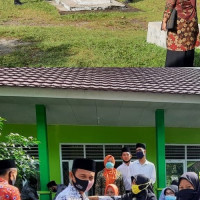 Peringati HGN  KE-75, MTSN 3 Bengkulu Selatan Potong Tumpeng