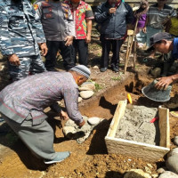 Kepala KUA Enggano Lakukan Peletakan Batu Pertama Pembangunan Masjid Babussalam Desa Meok