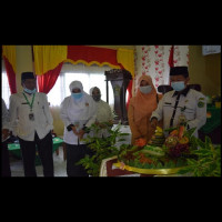 Pemotongan Tumpeng Tandai Syukuran HAB Kemenag Ke-75