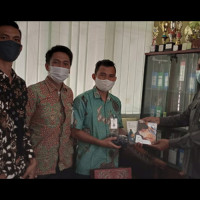 Bank Mandiri KCP Mukomuko Serahkan Masker kepada Kemenag Mukomuko