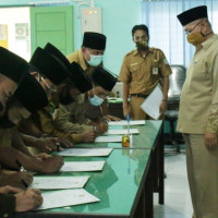 Jajaran Pejabat Kemenag Seluma Tandatangani Fakta Integritas 2021