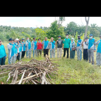 Ka.Kan Kemenag Seluma Gotong Royong Bersihkan Lahan MAN Tais