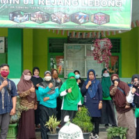 MIN 1 RL Serahkan Bantuan Untuk Korban Kebakaran