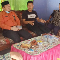 Ka. Kan Kemenag Seluma Serahkan Bantuan untuk Korban Kebakaran