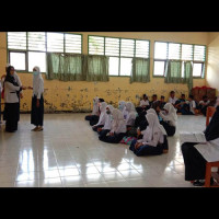 Salurkan Zakat, Ka. MTsN 2 BU Harap Siswa Mencontoh dan Gemar Berzakat