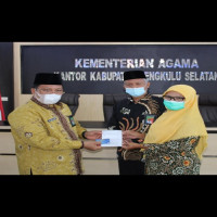 Ka. Kan  Kemenag Serahkan Buku Tabungan PAI Non PNS Bengkulu Selatan