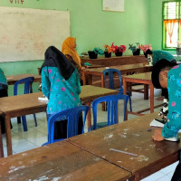 Antusiasme Siswa MTsN 2 Mukomuko Gunakan Microskop Saat Ujian Praktik IPA