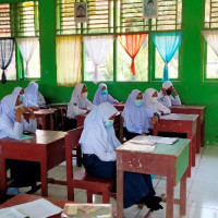 Cegah Anemia, Siswa Putri MTsN 2 Mukomuko Dapatkan Tablet Tambah Darah