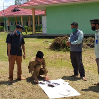 Kepala KUA Karang Tinggi Ukur Kiblat SMKIT Ramhatan Karimah Benteng