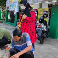 KUA Gading Cempaka Sambut Syawal Dengan Gotong Royong