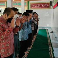 Ikut Berduka, MAN 2 Kota Bengkulu Gelar Sholat Ghaib atas Wafatnya H. Bustasar dan Hj. Mismawati