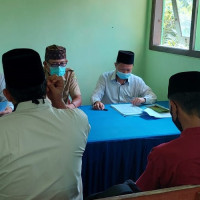 Kepala KUA Singaran Pati Serahkan Akta Ikrar Wakaf Tanah Lahan Masjid Bustanul Ulum