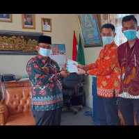 Tindak Lanjut MoU, Kakan Kemenag Bengkulu Utara Serah Terima Buku Rekening dari PT. BSI Arga Makmur