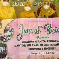 Gelar ‘’Jumat Barokah’’, DWP Kemenag Bantu Warga Terdampak Covid-19