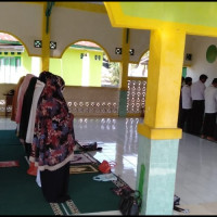 MTsN 2 Gelar Shalat Gaib atas Wafatnya Guru IPA