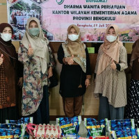 DWP Kanwil Kemenag Berbagi Kepada Isoman Covid-19