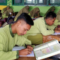 Siswa MAN 1 Mukomuko Menunggu Hasil Penilaian Tengah Semester