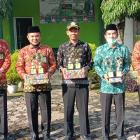 Kakan Kemenag MM Serahkan Hadiah Pemenag Lomba Batminton Perayaan HUT RI ke 76