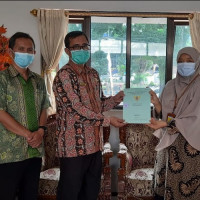 Kantor Kemenag Kota Bengkulu Terima Sertifikat Tanah Hibah KUA Ratu Samban   