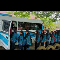 Kurangi Risiko Ugal-Ugalan, Siswa MTsN 2 Mukomuko Manfaatkan Kendaraan Umum