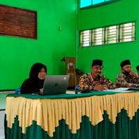 Kepala MTsN 2 Mukomuko Pimpin Rapat Evaluasi Kinerja Secara Berkala