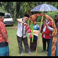 Laksanakan Program Pesan Santri, Kemenag MM Di Hadiahi 1.300 Bibit Buah Naga