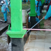 KBM Terhenti, Siswa MTs N 5 Kaur Gotong-royong Bersihkan Sisa Banjir