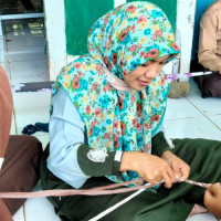 Manfaatkan Kain Bekas, Guru MTsN 2 Mukomuko Bimbing Siswa Buat Keset