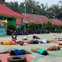 Penampilan Dramatisasi Puisi Meriahkan Peringatan HGN di MTsN 2 Mukomuko