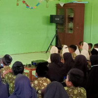 Ujian Selesai, MIN 7 Nonton Bareng di Madrasah