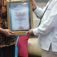 Bendahara MTsN 2 Mukomuko Raih Juara 1 Lomba Pantun Tema Antikorupsi