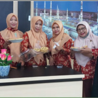 DWP Kemenag BS Asah Anggota Dengan Keterampilan Membuat Kue Tat