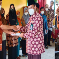 Pembagian SK Honorer, Kakan Kemenag BU Tekankan Program Satu Sampah Satu Siswa