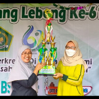 Kepala MIN 1 RL, Serahkan Piala Bergilir Juara Umum Miladiyah