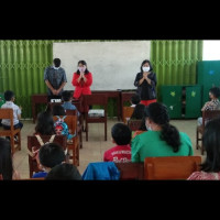 Persiapkan Jumat Agung, Penyelenggara Kristen Kemenag RL Sambangi Anak-anak di Gereja