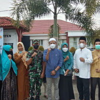 MAN 1 Mukomuko Bagikan 1000 Masker dan Takjil Kepada Pengguna Jalan