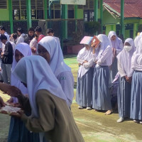 Pra Libur Lebaran, MAN 2 BU Bagi Hadiah Al-Qur’an  dan Halal Bihalal