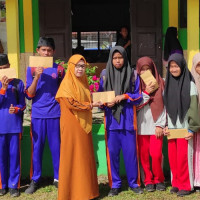 Berbagi Kebahagiaan, MTs N 2 BU Salurkan Zakat Kepada Siswa Kurang Mampu