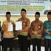 Kemenag Mukomuko dan Dukcapil Teken MoU, Usai Nikah Pengantin Langsung Terima KK