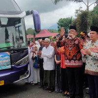 Bersama Bupati, Kepala  Kemenag Bengkulu Utara  Lepas 92 CJH