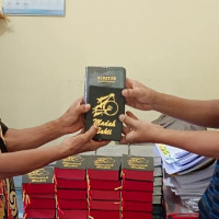 Kemenag Salurkan Bantuan Kitab Suci & Madah Bakti ke Gereja Katolik