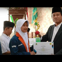 Serahkan Piala Juara KSM Tingkat Kabupaten, Kakan Kemenag Kepahiang Beri Apresiasi Pada Guru Dan Siswa