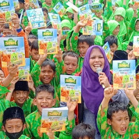 Roadshow Teh Sisri Kampung Dongeng Bercerita Berkunjung ke MIN 1 Kobe