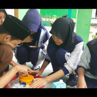 Kreatif, Guru MAN RL Buat Es Krim dengan Teknik Kimia