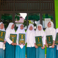 MTsN 1 Seluma Bagikan Ijazah kepada Alumni 2021/2022