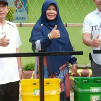 Program Madrasah Bersih dan Sehat, MTsN 1 Kota Bengkulu Terima Bantuan DLHK Bengkulu