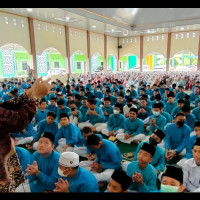 Siswa MTsN 1 Kota Bengkulu Dhuha Bersama Ustad Dani Hamdani