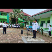 Memupuk Kedisiplinan, Kakan Kemenag Jadi Pembina Upacara di Madrasah